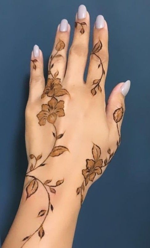 Arabic-style leafy trails across the hand