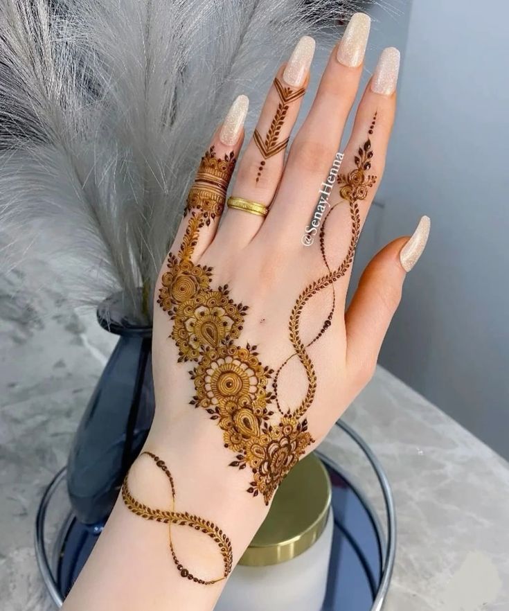 Arabic-style leafy trails across the hand