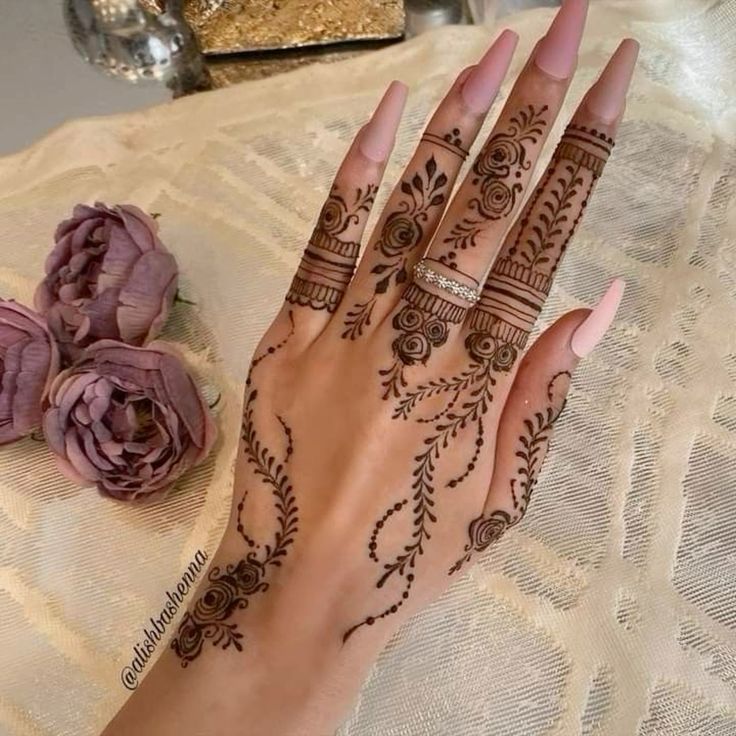 Arabic-style leafy trails across the hand