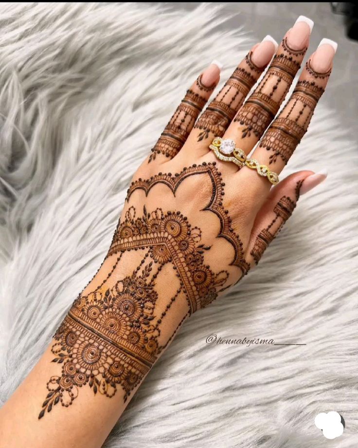 Bracelet-Inspired Mehndi