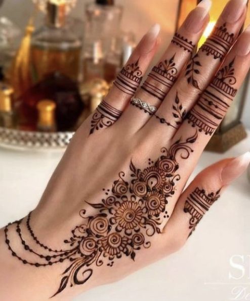 Bracelet-Inspired Mehndi