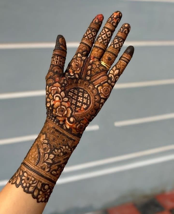 Center Motif Mehndi Design