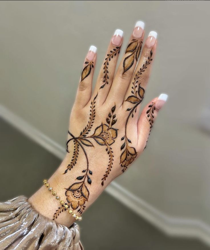 Minimalist Floral Back Hand Designs