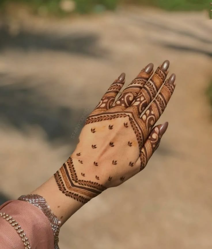 Minimalist Mehndi