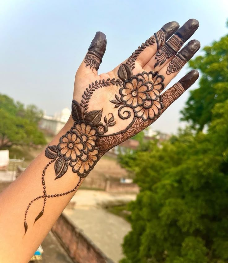 Minimalistic Floral Patterns Mehndi Design