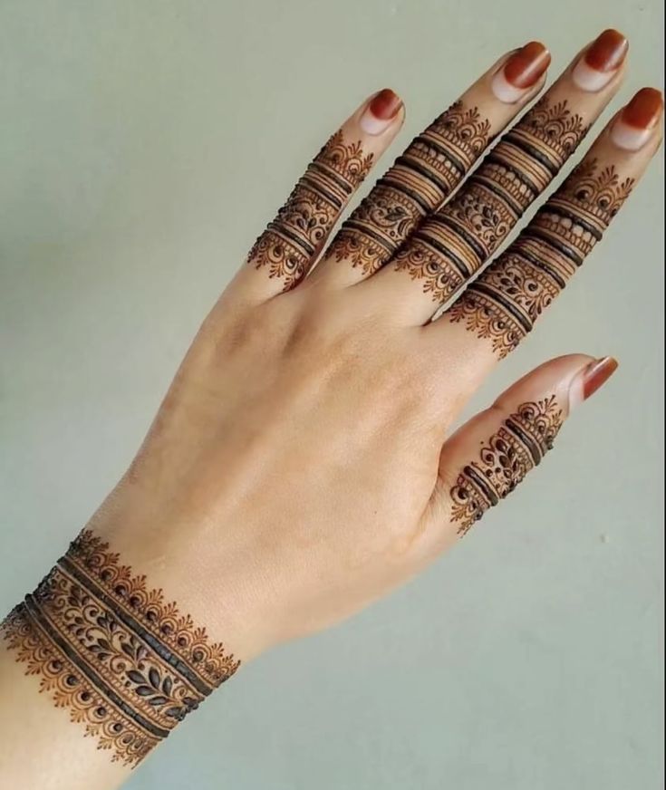 Wristband Mehndi Look
