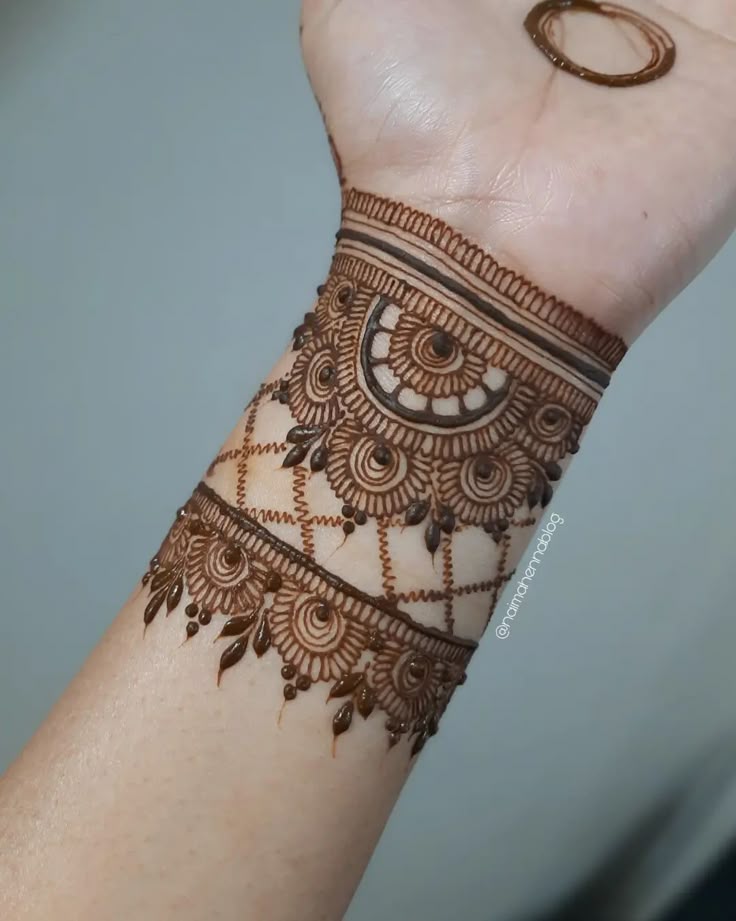Wristband Mehndi Look
